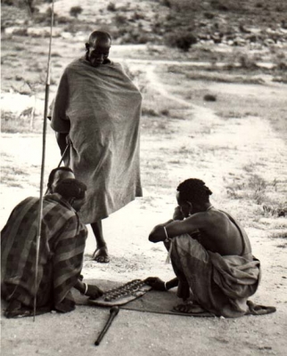 Samburus jugando al mancala en Kenia