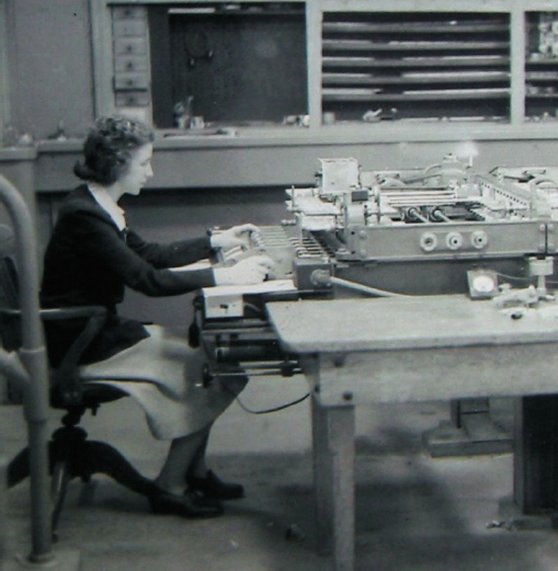 McNulty trabajando en el analizador diferencial en el sótano de la Moore School, Philadelphia (1942-1945).