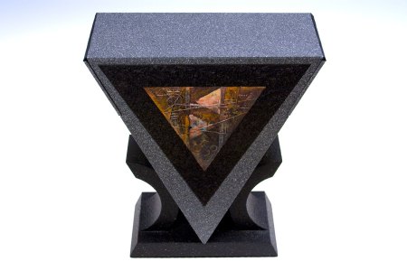 La caja en forma triangular http://danielkelm.com/core/galleryfullsize/97/1