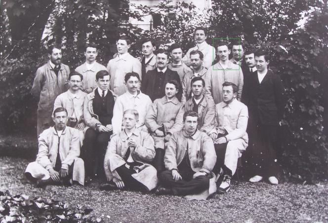 René Gateaux (entouré en vert) prenant la pose aux côtés de ses camarades de la promotion scientifique de 1907 de l’École normale supérieure. 