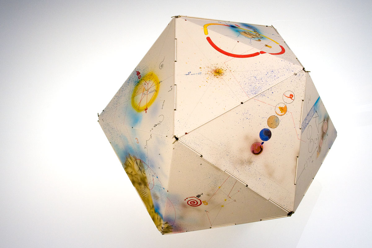 Los veinte paneles crean un icosaedro http://danielkelm.com/core/galleryfullsize/99/4