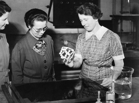 Dorothy Wrinch, con un modelo de ciclol, 1938