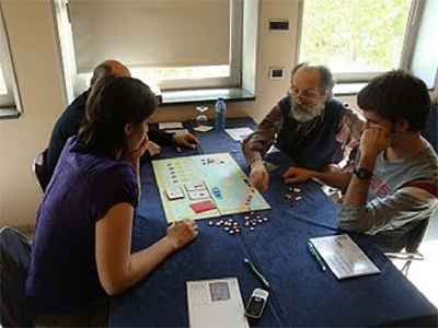 De izquierda a derecha: Teresa Serván, la calva de Miquel Barceló, Jordi Deulofeu y Jorge Gómez Arrausi, jugando a Bzzz por primera vez.